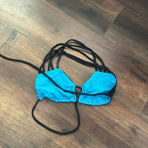 Strange bikini top - Picture 2 of 2